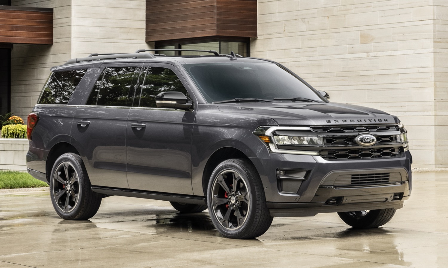 2022 Ford Expedition Wins Best FullSize SUVs For Families Award 