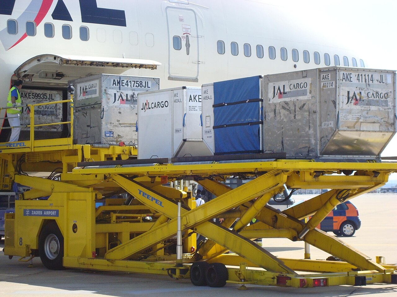 1280px Unloading Jal 747