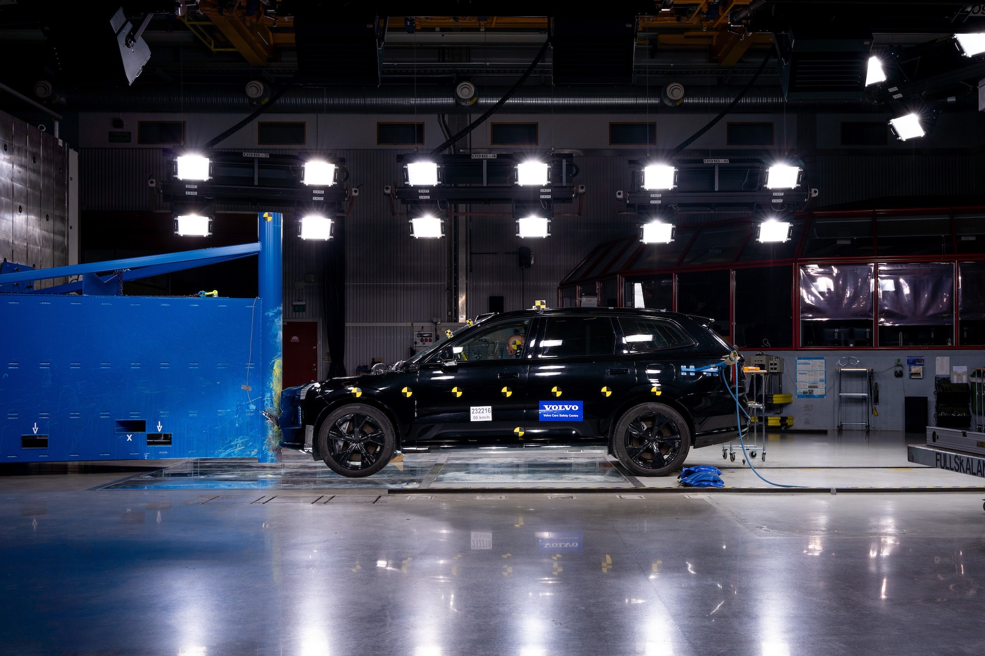 Volvo Ex90 Crash Test Pole Test