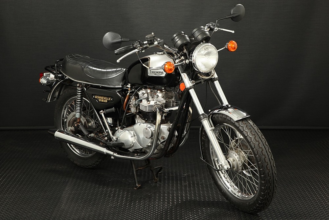 79 Triumph T140 Front