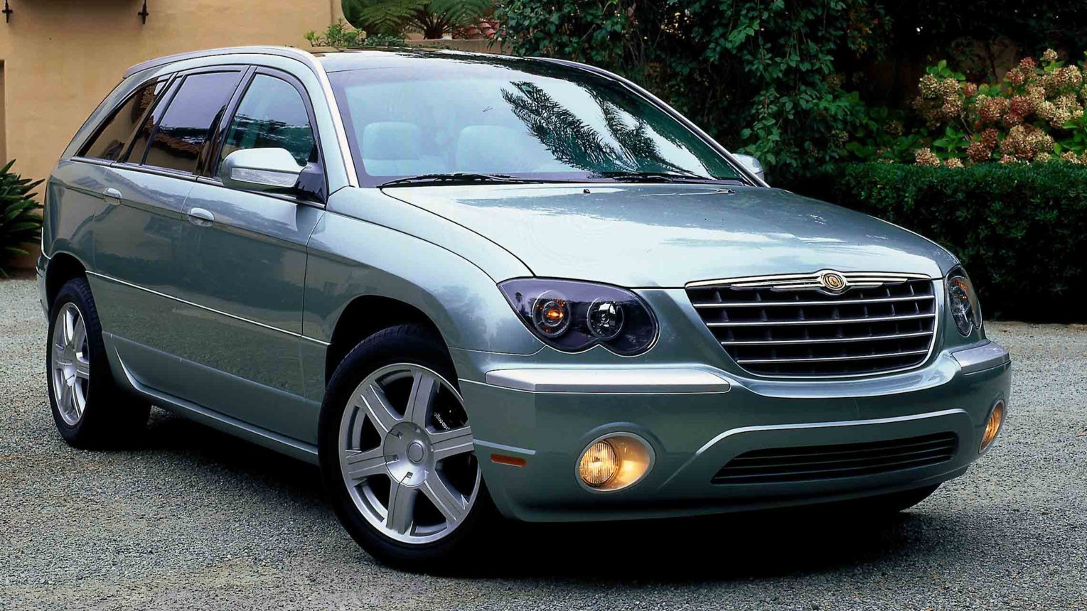 Chrysler Pacifica Concept 2002 Front Three Quarter.6a91176b