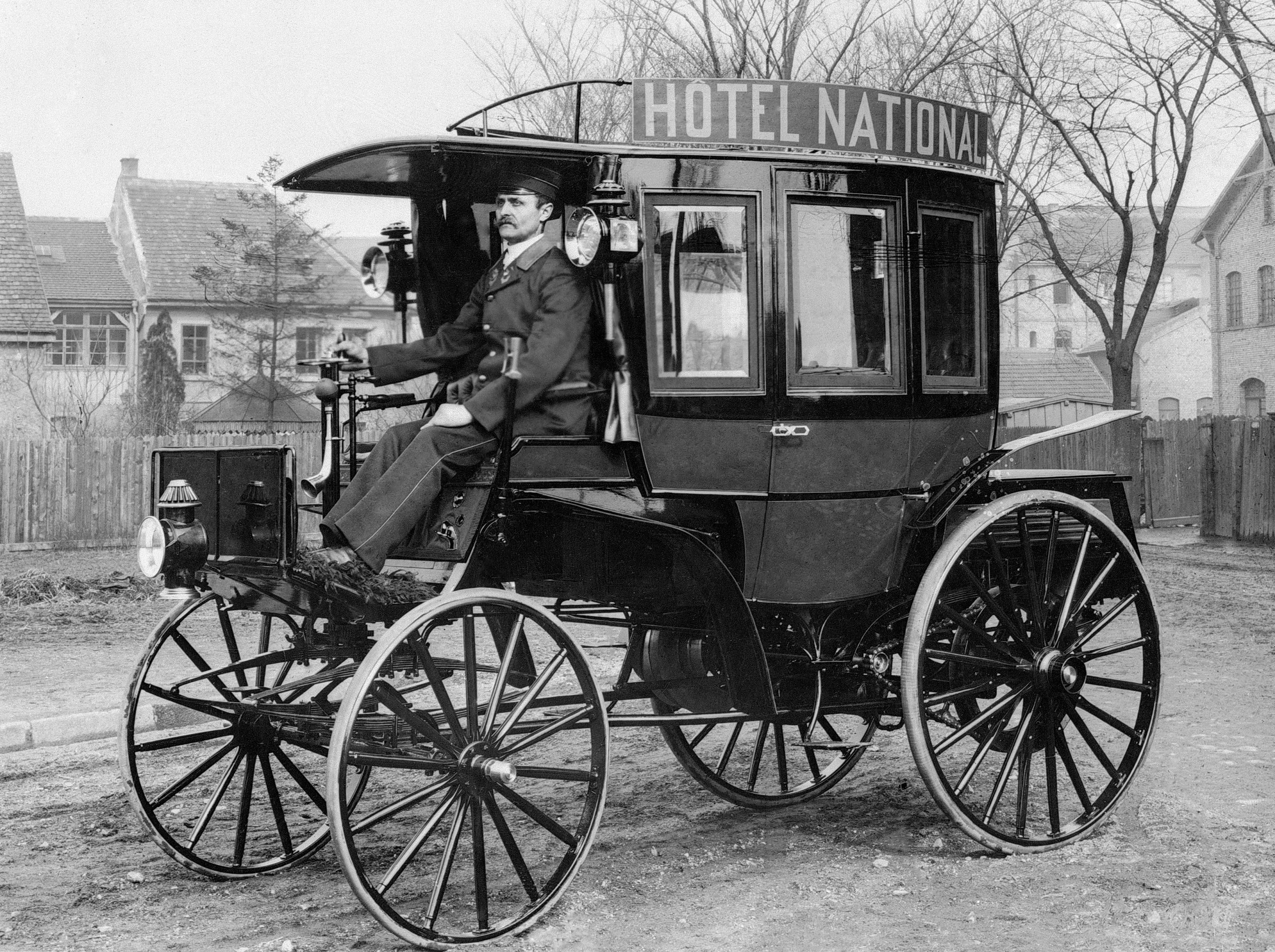 Vor 125 Jahren: Erster Omnibus Mit Verbrennungsmotor Von Benz & Cie. 125 Years Ago: First Bus With Combustion Engine From Benz & Cie.