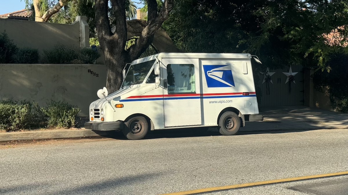Why It's Absolutely Insane That Mail Trucks Don't Have Air Conditioning ...