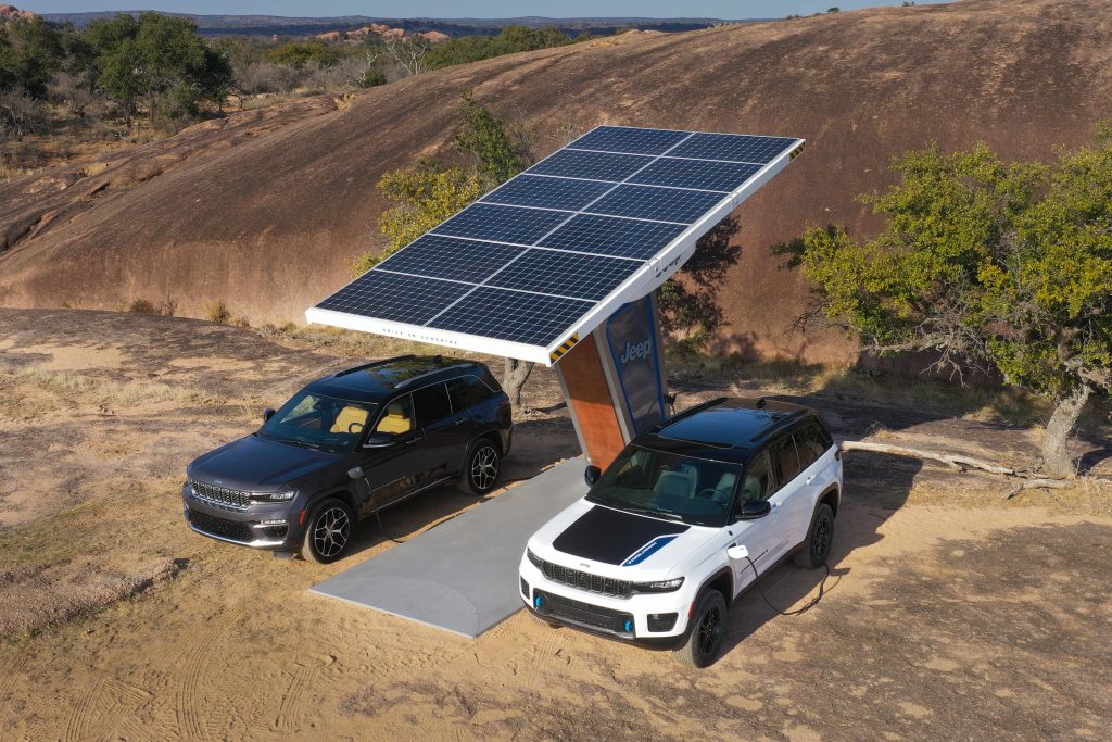 2024 Jeep® Grand Cherokee Summit Reserve 4xe (left) And 2024 Jee