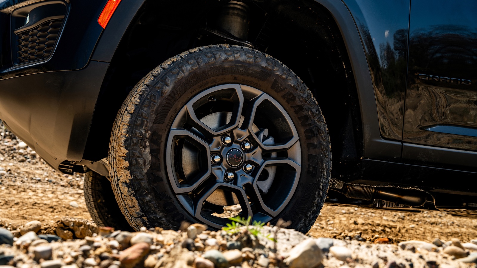 2027 Jeep® Grand Cherokee Trailhawk 18 Inch Wheels And All Terrain Tires.