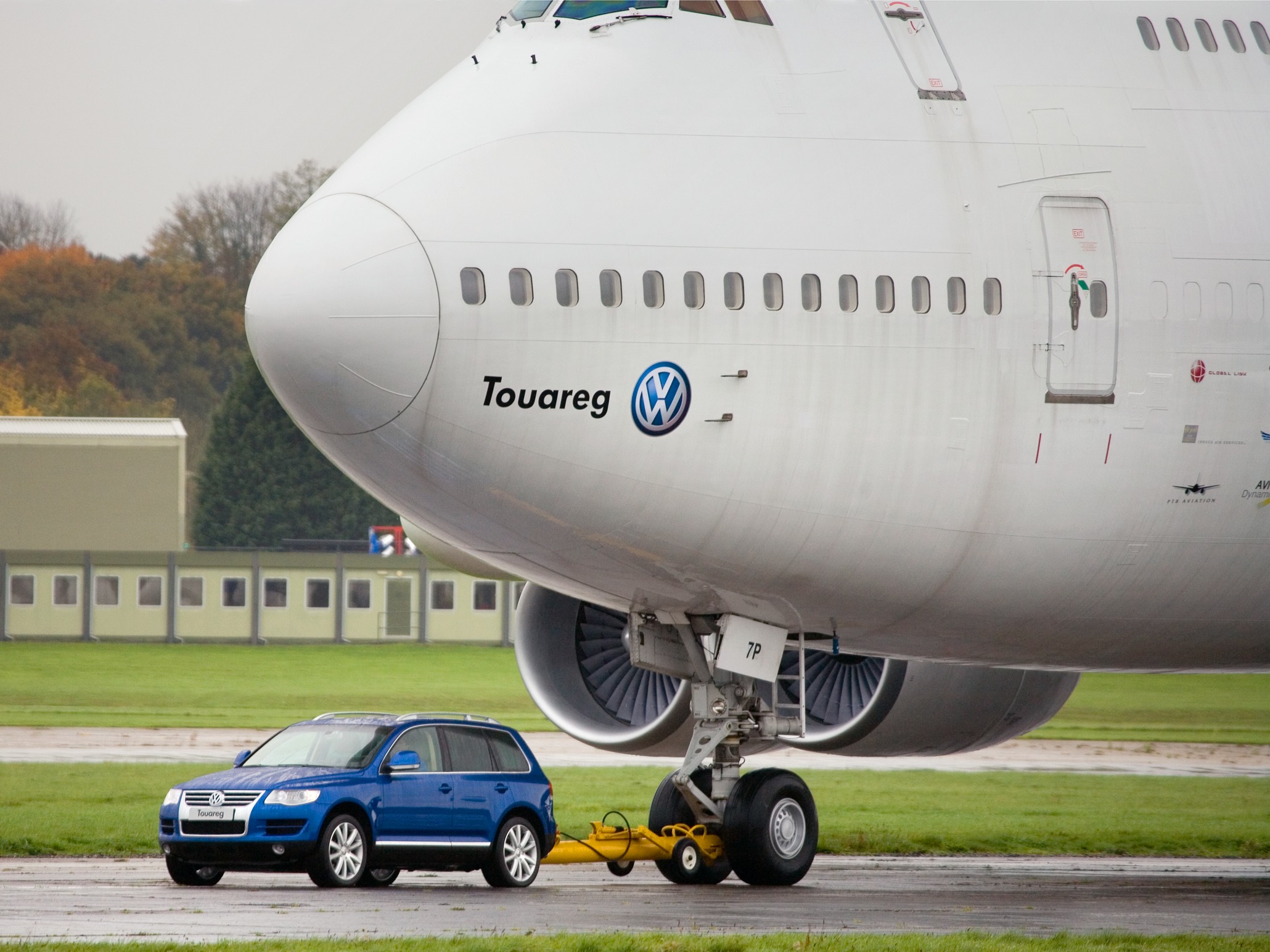 Original 2951 Touareg Tows Boeing 747