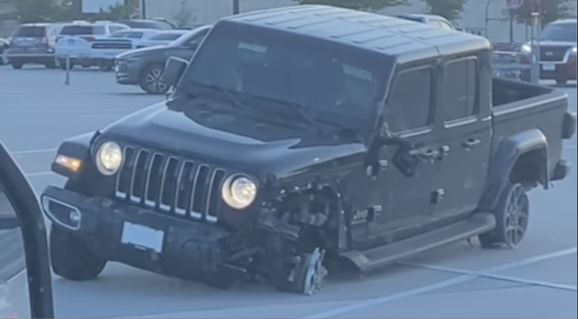 This Video Of A Jeep Gladiator Driving Down A Highway Without Left Tires Is Baffling - 9