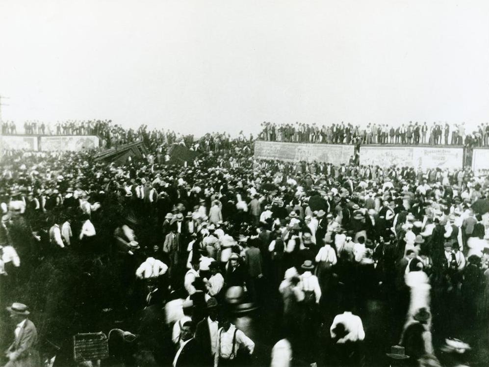 The Crowd At The Wreck, Views Of