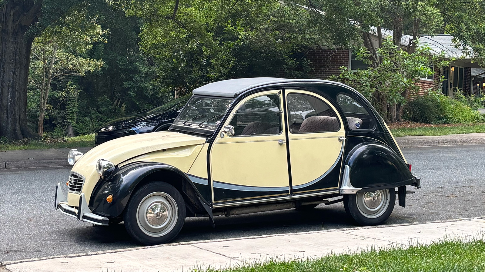 Cs 2cv Parked