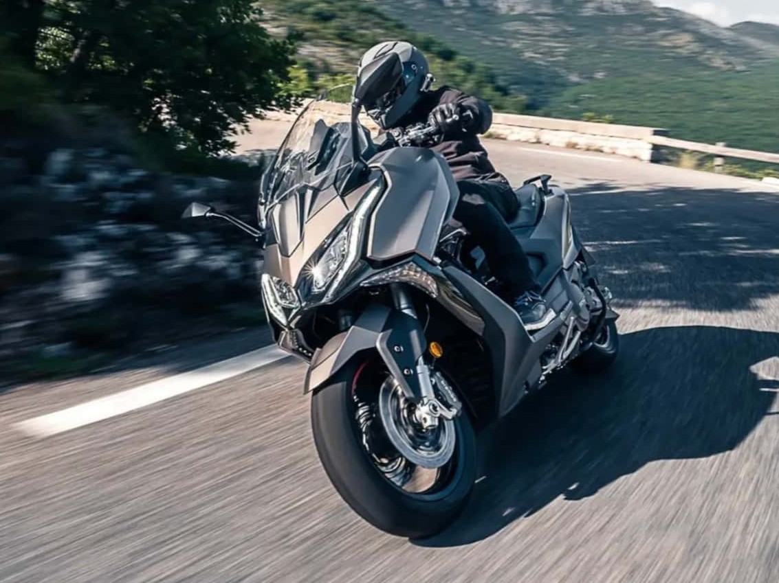Kymco Ak550i Premium Cornering (1)