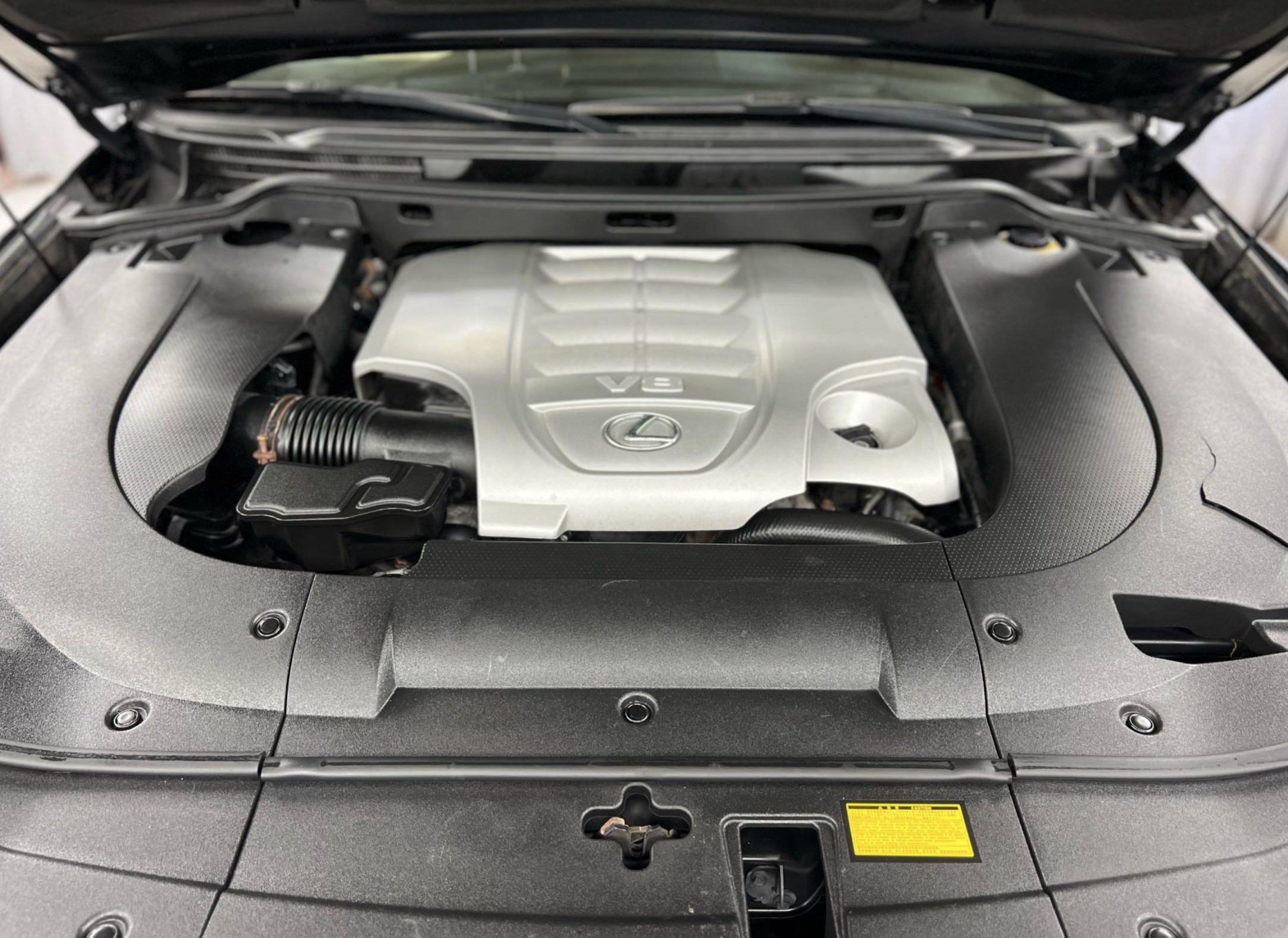 lx570-engine-9_28.jpg