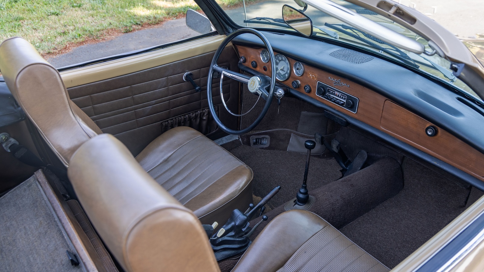 Volkswagen Karmann Ghia 2